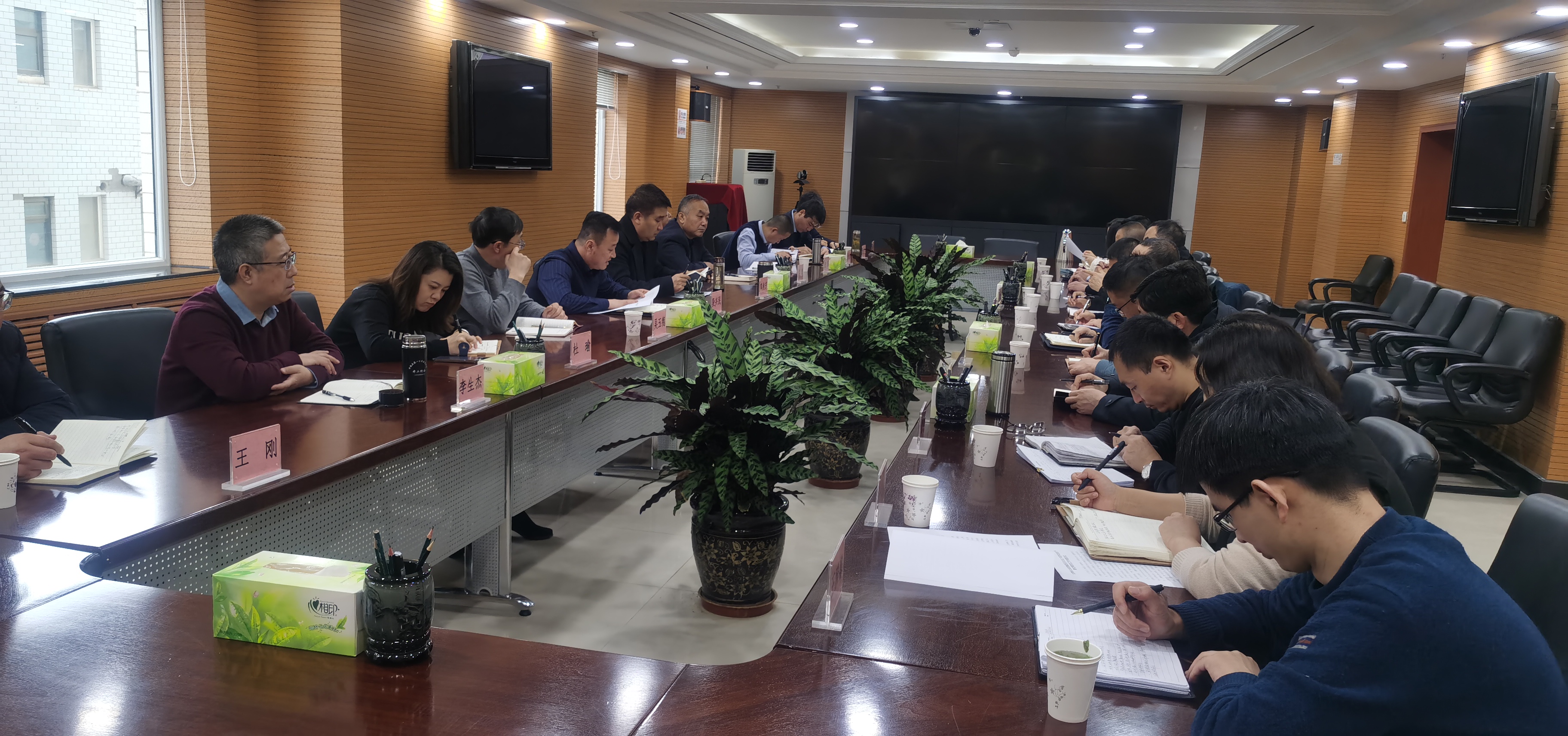 路橋投資公司召開2022年度安全生產(chǎn)暨疫情防控工作專題會議(通訊稿)2022.1.27照片.jpg 路橋投資公司召開2022年度安全生產(chǎn)暨疫情防控工作專題會議(通訊稿)2022.1.27照片.jpg